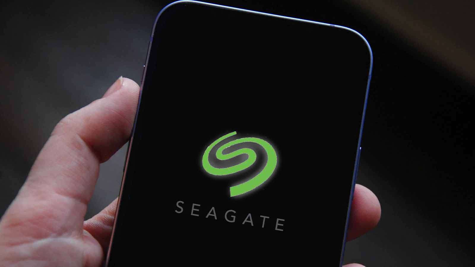 Seagate (STX) explained simply: fundamentals, earnings, P/E valuation, key chart levels, catalysts, and risks—so you can judge if STX is worth buying in 2026.
